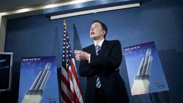 Илон Маск, глава SpaceX, выступает на конференции National Press Club в Вашингтоне, США. 5 апреля 2011 года.
