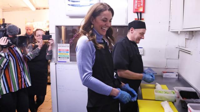 Кейт помогает на кухне в кафе в Абердине