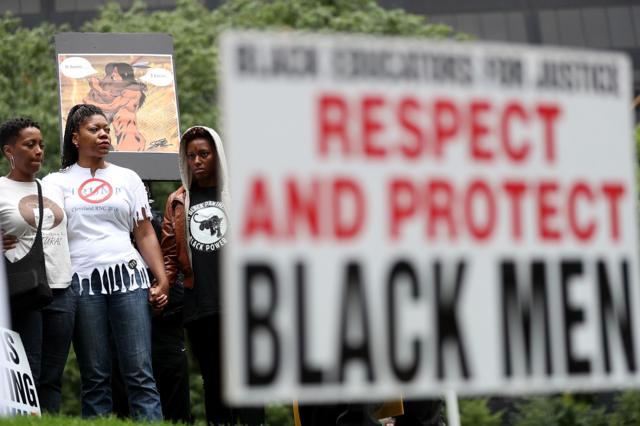 Активисты "Партии новых Черных пантер" требуют, чтобы полиция проявляла больше уважения к чернокожим