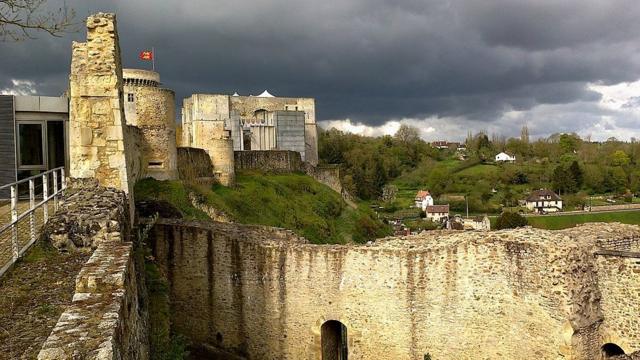Замок Фалез в Нормандии