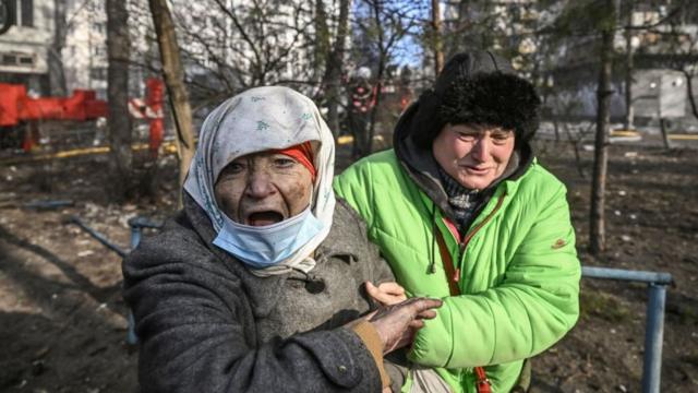Женщина у обстрелянных домов в Киеве