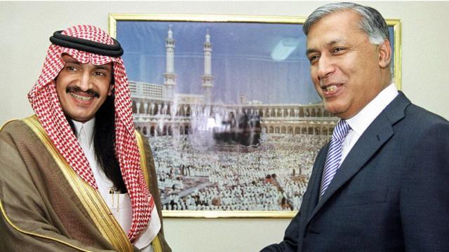 Принц Турки бин Бандар встречается с пакистанским министром финансов в 2003 году
