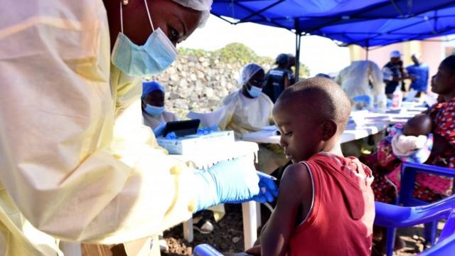 ребенку ДРК ставят прививку от лихорадки Эбола