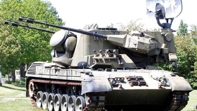 Gepard - це зенітна установка з двома 35-мм автоматичними гарматами на базі танка "Леопард 1"