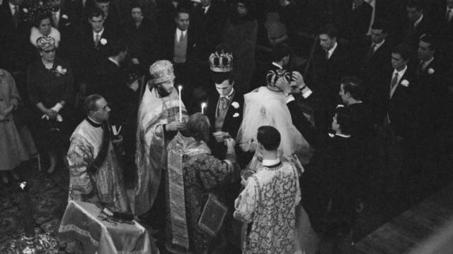 Венчание Питера Зиновьева и его жены Виктории в Русском православном соборе в Кенсингтоне, 1960 год