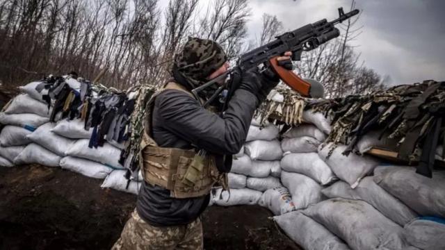 Український солдат стріляє по безпілотнику з окопа під Харковом