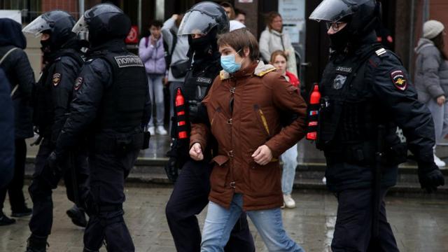 Полиция задерживает протестующих против войны в Украине. Москва. сентябрь 2022 г.