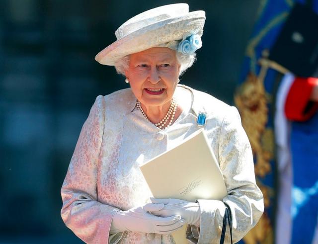 Королева Елизавета на выходе из Вестминстерского аббатства после службы на 60-ю годовщину ее коронации 4 июгя 2013 года.