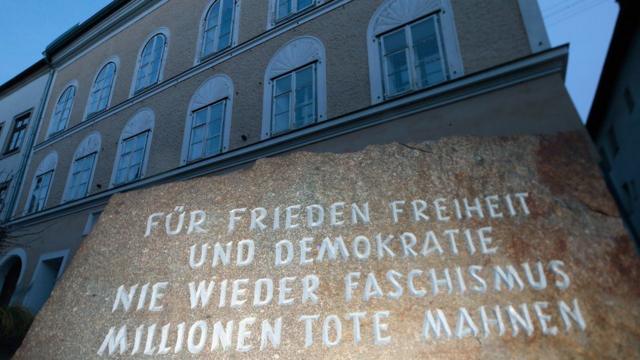 надпись на доме, где родился Гитлер