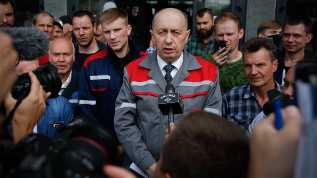 Рабочие Минского тракторного завода объявляли забастовку, свои требования они обсуждали с директором завода Виталием Вовком
