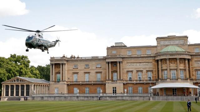 Вертолет приземляется на лужайку перед Букингемским дворцом