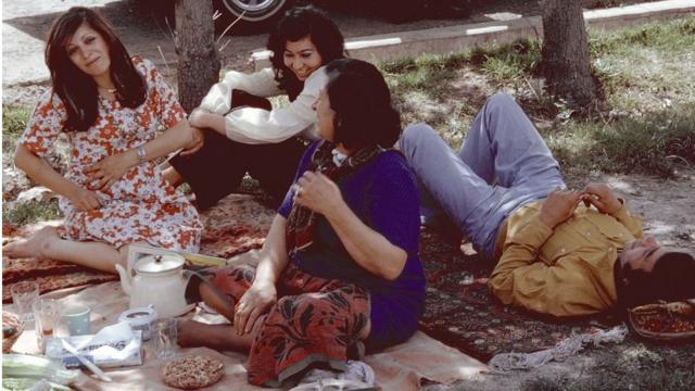 Qadınlar və kişilər Tehranda piknik zamanı. 1976-cı il.