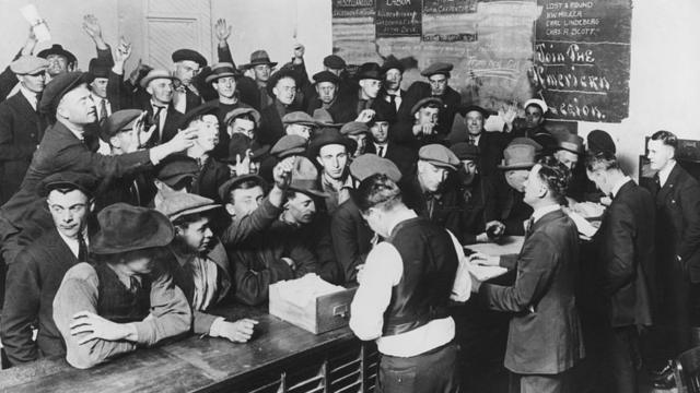Безработные штурмуют биржу труда в Лос-Анджелесе в 1919 году