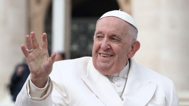 Папа римский на gлощади Святого Петра в Ватикане в среду
