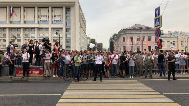 Собравшиеся поддержать Голунова пытались пройти шествием по Мясницкой улице