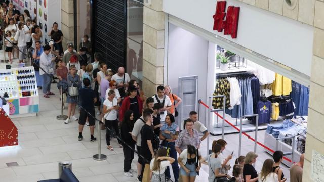 Покупатели в очереди в магазин H&M в ТЦ "Метрополис".