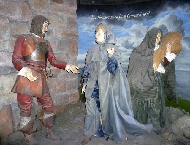 Три фигуры около крепостной стены, инсталляция в Эддинбургском замке