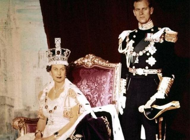 Официальная фотография Ее королевского величества Елизаветы II и герцога Эдинбургского после коронации.