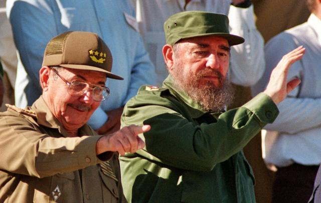 Фидель Кастро и его брат Рауль на параде в Гаване в декабре 1996 года