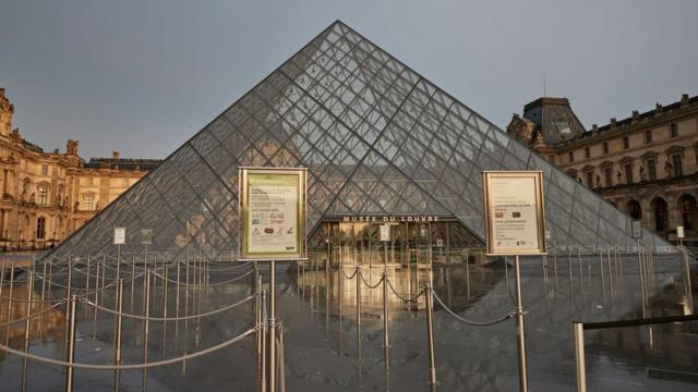 В воскресенье закрылся музей Лувр в Париже