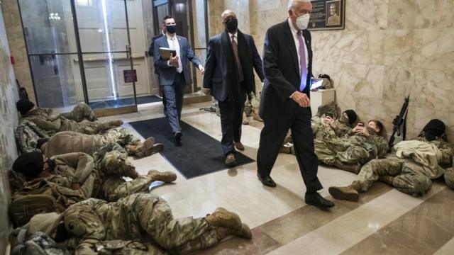 Лидер демократического большинства в Палате представителей Стени Хойер идет мимо отдыхающих бойцов Национальной гвардии