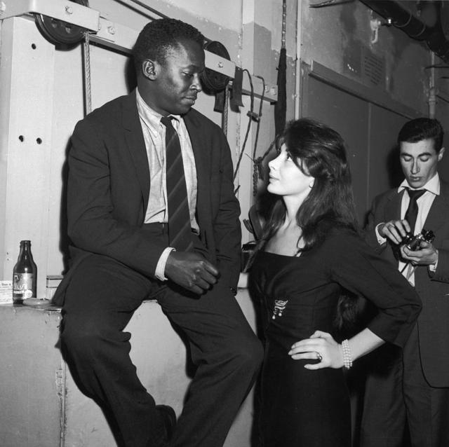Майлс Дэвис и его возлюбленная Жюльет Греко в крубе «Сен-Жермен» в Париже. 1958 г.