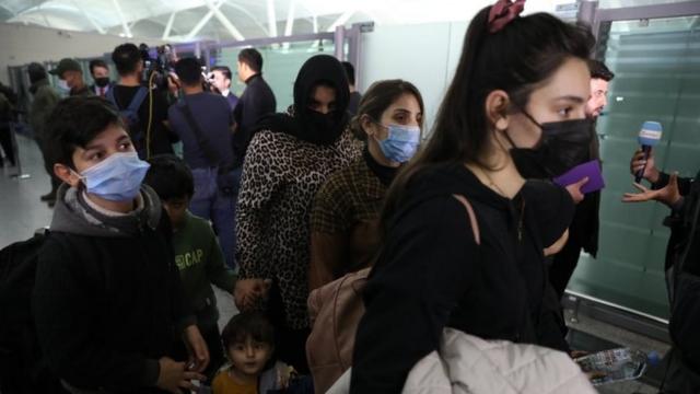 Первая группа мигрантов прилетела в аэропорт "Эрбиль" в Ираке