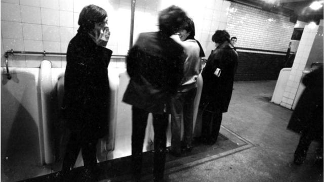 Группа Rolling Stones "пудрит носы" в туалете на вокзале Виктория, 1964 год