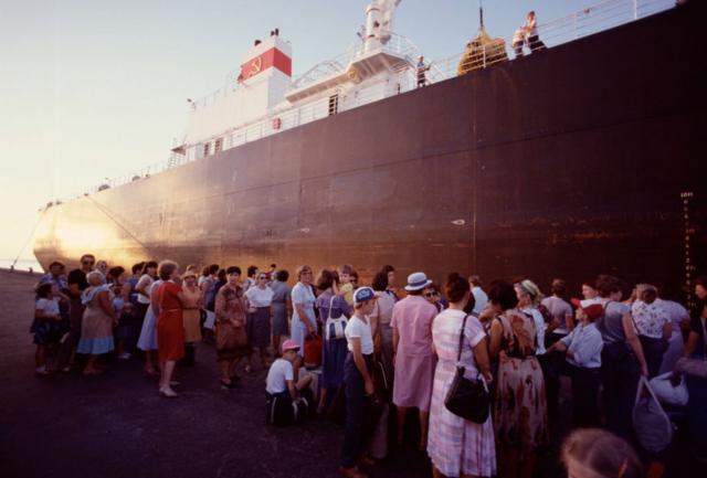 Группа эвакуированных на пирсе рядом с советским судном
