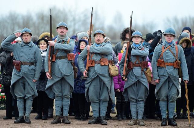 Члены военно-исторических клубов в форме французской армии времен Первой мировой в Царском селе