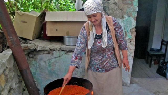 В Скопье Аня Мутич помогала двум македонским женщинам варить айвар (на снимке одна из ее новых знакомых размешивает готовящийся айвар)