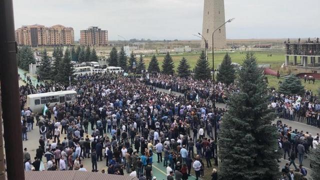 Возле правительственного квартала у Башни согласия собрались сотни человек