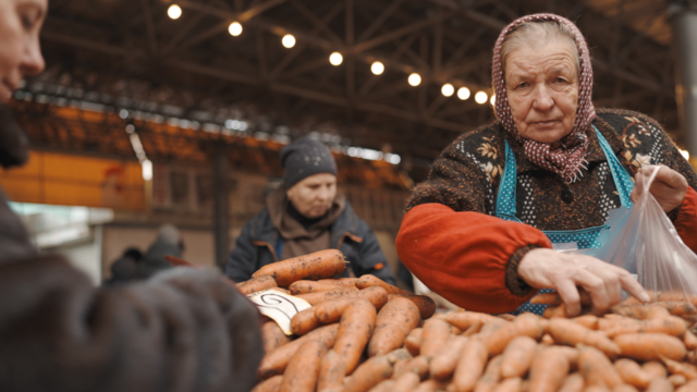 Женщина на рынке в Молдове
