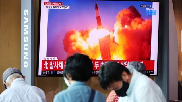 Южнокорейское телевидение показало кадры испытаний баллистических ракет, проведенных Пхеньяном