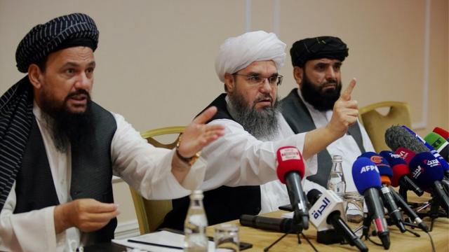 представители "Талибана" (слева направо) Абдул Латиф Мансур, Шахабуддин Делавар и Сухаил Шахин в Москве 9 июля 2021 г
