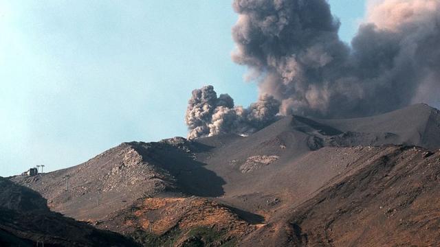 Жизнь на склоне вулкана подразумевает, что рано или поздно может наступить момент, когда твой дом или твой ресторан проглотит огненная лава (на снимке - извержение 2001 года, слева внизу - здание семейного ресторана, которое в итоге уцелело