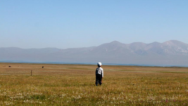 Ребенок на фоне киргизских гор