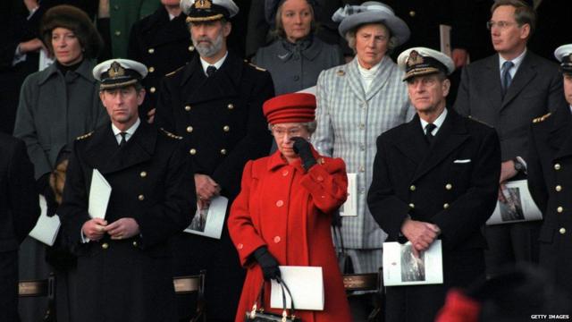 Королева на церемонии вывода яхты из состава флота