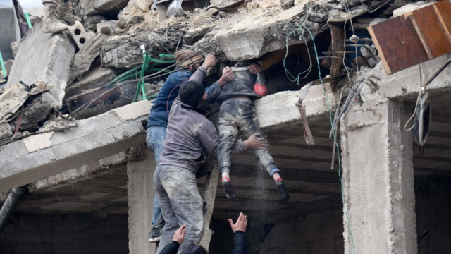 Місцеві витягують поранену дівчинку з-під завалів зруйнованої будівлі в місті Джандаріс, в частині провінції Алеппо, яку контролюють повстанці