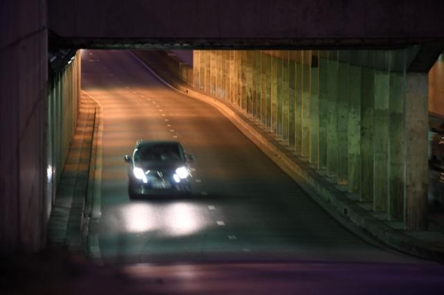 Одинокая машина в тоннеле под мостом Альма
