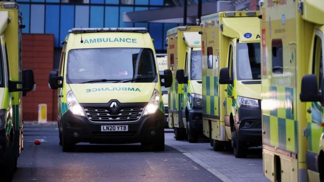 машины скорой помощи у больницы в Лондоне