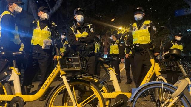 Полицейские во время антиковидной демонстрации в Шанхае