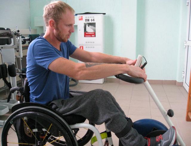 Саша Авдевич, инвалид-колясочник из Белоруссии, на велотренажере
