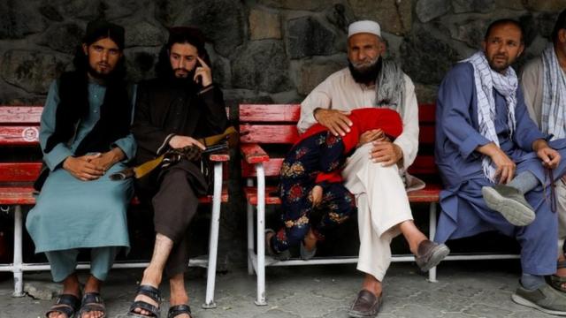 Родственники некоторых жертв взрыва мечети в среду ждут новостей возле больницы в Кабуле 18 августа 2022 г.