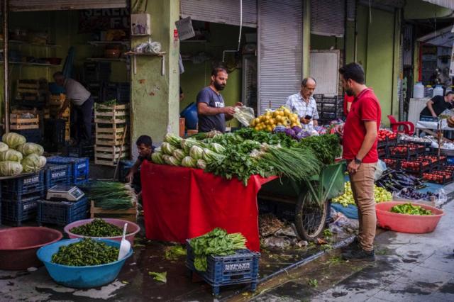 Мужчина покупает продукты на рынке