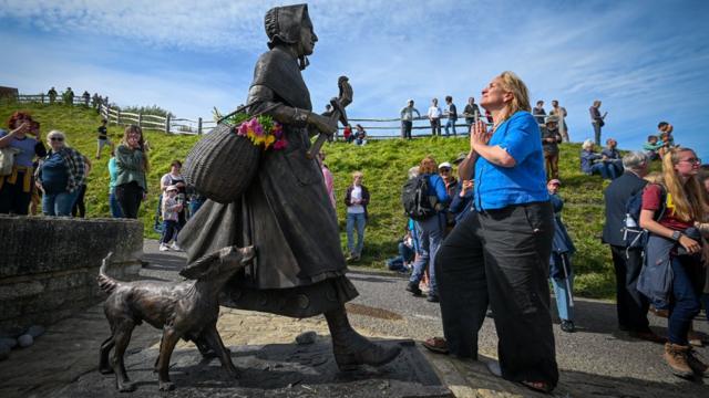 Американо-британская писательница Трейси Шевалье специально приехала на открытие памятника Мэри Эннинг, чтобы отдать ей дань уважения