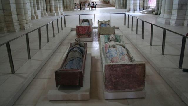 Надгробия Плантагенетов в аббатстве Фонтевро
