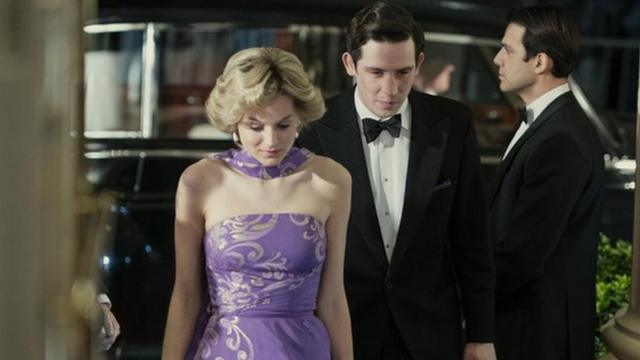 Кадр из четвертого сезона сериала "Корона", Чарльз и Диана выходят из машины