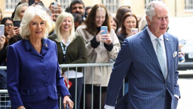Принц Чарльз и Камилла, герцогиня Корнуольская, прибывают в New Broadcasting House в центре Лондона.