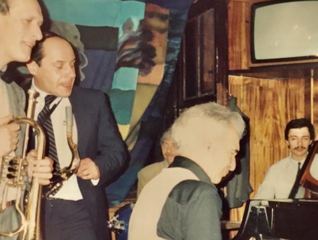 Джем-сейшн в ленинградском джаз-клубе "Квадрат". Дэйв Брубек за роялем, слева от него трубач Давид Голощекин и саксофонист Михаил Костюшкин. 1987 год